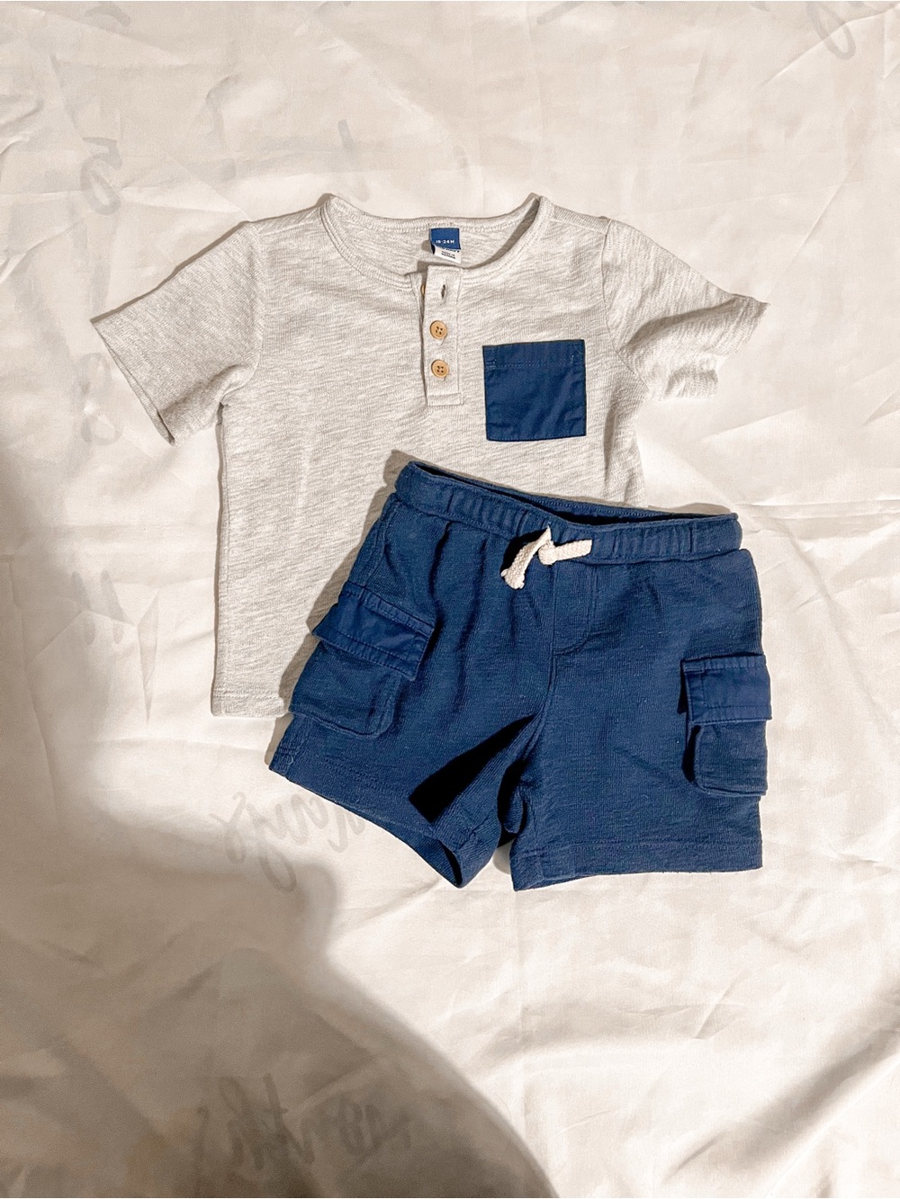 Old Navy Toddler Two-Piece Henley Set with Navy Pocket & Shorts Size 18-24 Month